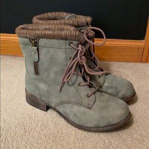 Women’s boots 8 1/2